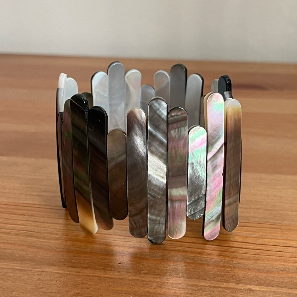 Ivana Ruzzo OF THE LORE Mother of Pearl Stretch Bracelet - Black and Iridescent
